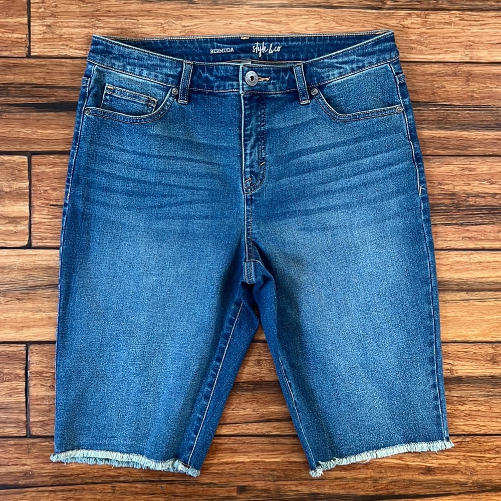 🆕 NWOT - frayed hem bermuda shorts.